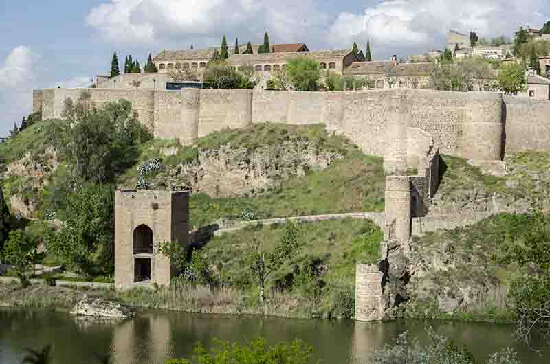 Toledo 100 - murallas y rio Tajo.jpg